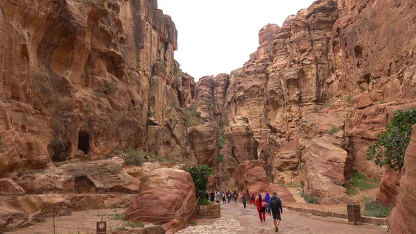 Rota Turística Através Desfiladeiro Para Petra Templo Rochoso Nabateu Jordânia — Fotografia de Stock