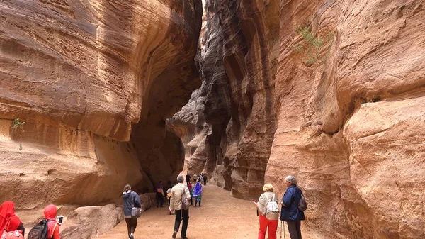 穿过峡谷到达Petra Nabataean岩石寺庙的旅游路线 免版税图库图片