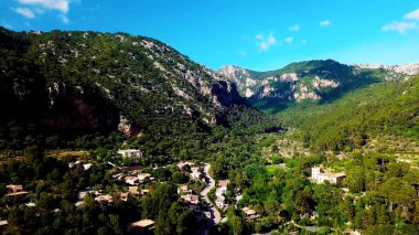 İspanya 'nın Mallorca adasının kuzeyindeki Valldemssa kasabası