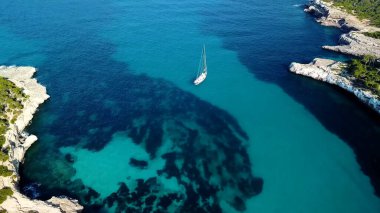 Cala Mondrago, Mondrago Doğal Parkı 'nda küçük kumlu bir sahil.