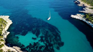 Cala Mondrago, Mondrago Doğal Parkı 'nda küçük kumlu bir sahil.