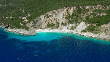 Lefkada - Plajlar dik kayalıklar ve turkuaz sularıyla tanınıyor