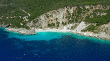Lefkada - Plajlar dik kayalıklar ve turkuaz sularıyla tanınıyor