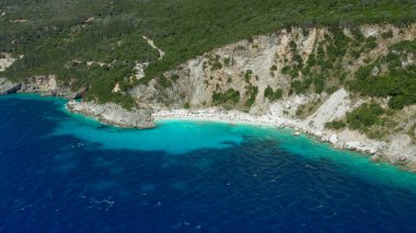 Lefkada - Plajlar dik kayalıklar ve turkuaz sularıyla tanınıyor