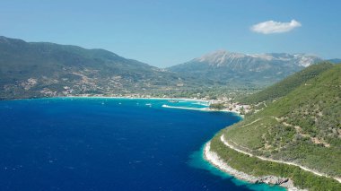 Lefkada - Plajlar dik kayalıklar ve turkuaz sularıyla tanınıyor
