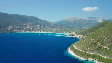 Lefkada - Plajlar dik kayalıklar ve turkuaz sularıyla tanınıyor