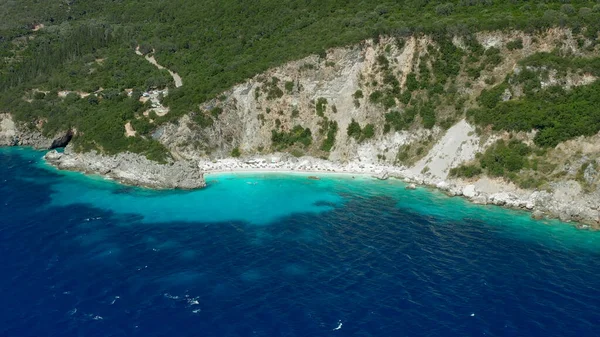 レフカダ ビーチは純粋な崖やターコイズブルーの水で有名です — ストック写真