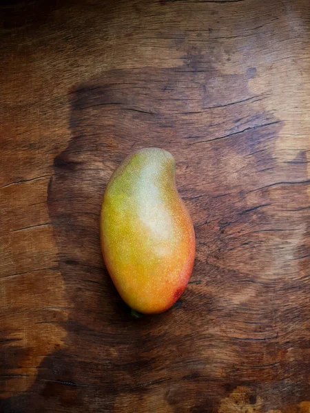 Vertical Close Top View Beautiful Ripe Mango Laid Old Wooden — Stock Photo, Image