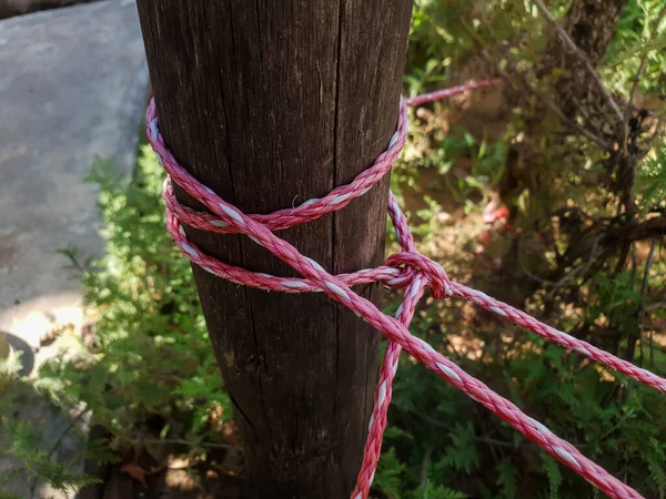 Una Cuerda Delgada Roja Blanca Está Atada Poste Madera Para —  Fotos de Stock