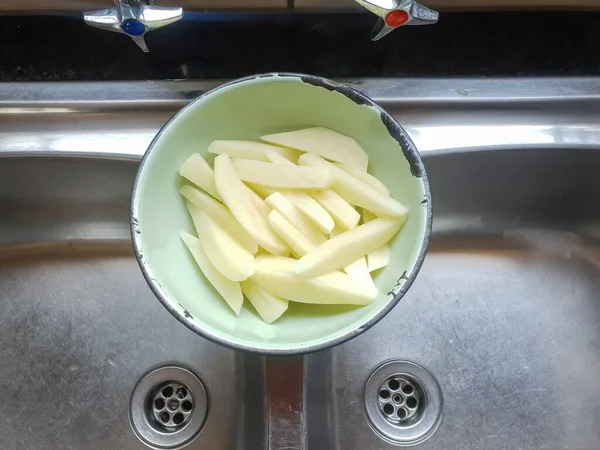 Horizontale Nahaufnahme Von Kartoffelscheiben Einer Metallschüssel Pommes Frites Machen Die — Stockfoto