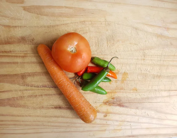Ein Bündel Verschiedenen Frischen Gemüses Auf Einem Hölzernen Schneidebrett Mit — Stockfoto