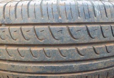 Kullanılmış eski, tozlu lastik dokusu yüzeyine benzersiz bir lastik deseni tasarlayarak yaklaş