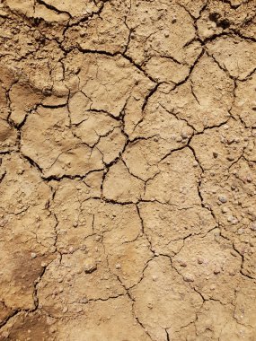 Çatlaklarla kurumuş bir yüzeyi yakından ve havadan görüntüle