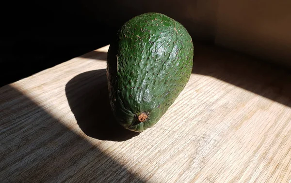 Close Ripe Whole Green Avocado Brown Wooden Chopping Board —  Fotos de Stock