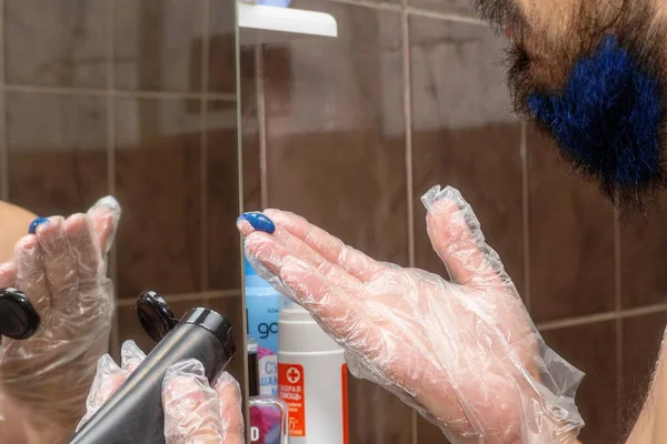 Мужчина Пытается Покрасить Бороду Синий Цвет — стоковое фото