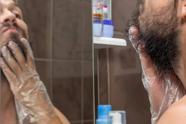 Ein Mann Wäscht Seinen Bart Mit Der Hand — Stockfoto