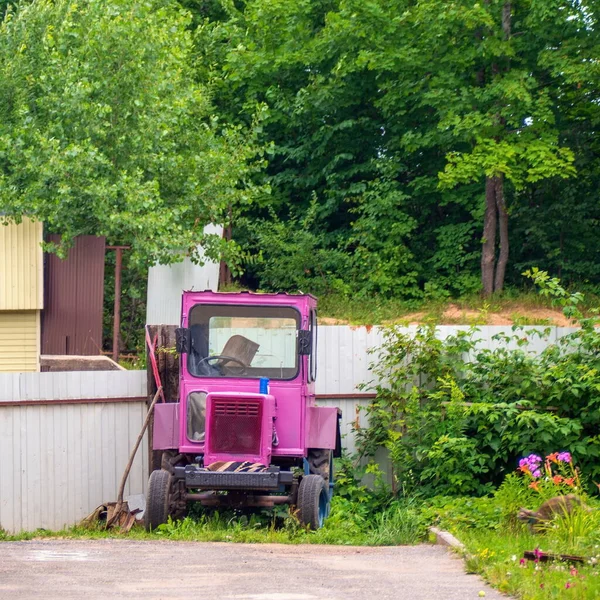 Ein Kleiner Glamouröser Pinkfarbener Traktor Einer Natürlichen Umgebung — Stockfoto