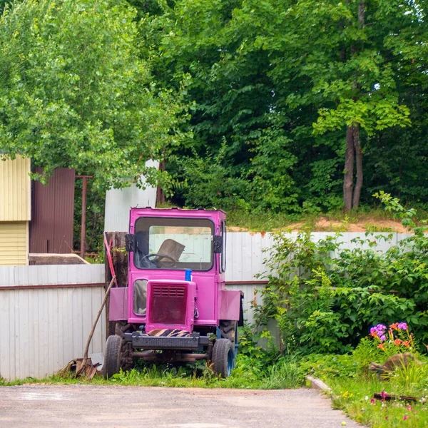 Mały Czarujący Różowy Ciągnik Naturalnym Środowisku — Zdjęcie stockowe