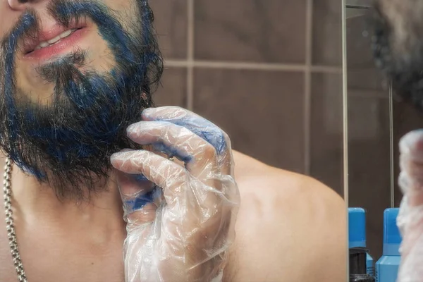 Homem Bigode Com Barba Está Tentar Pintar Barba Azul — Fotografia de Stock