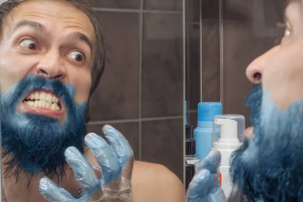 Homem Com Uma Barba Manchada Tinta Azul Sua Barba Uma — Fotografia de Stock