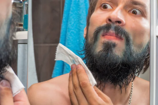 Ein Mann Mit Bart Hat Sich Mit Blauer Farbe Verschmutzt — Stockfoto