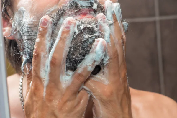 Bartpflege Ein Mann Wäscht Seinen Bart Mit Seifenschaum — Stockfoto