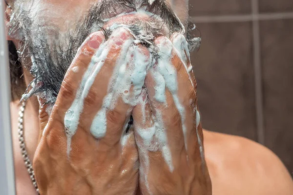 Bartpflege Ein Mann Wäscht Seinen Bart Mit Seifenschaum — Stockfoto