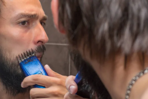 Homem Rapa Barba Com Aparador Eléctrico Perto Espelho — Fotografia de Stock