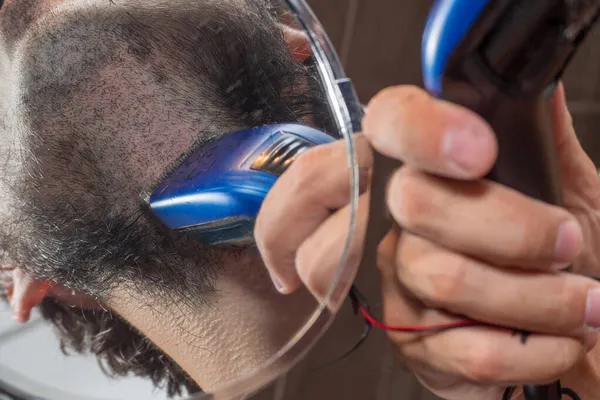 Homem Rapa Barba Com Aparador Eléctrico Perto Espelho — Fotografia de Stock