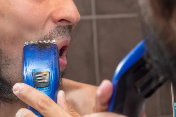 Ein Mann Rasiert Sich Seinen Bart Mit Einem Trimmer Der — Stockfoto