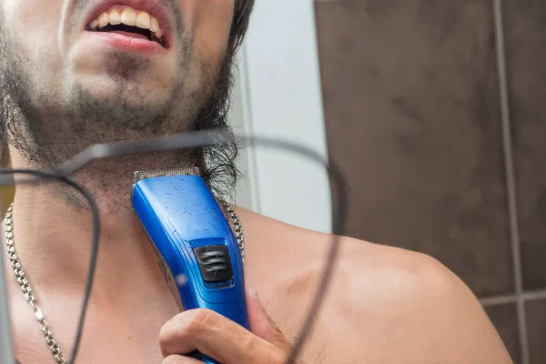 Homem Rapa Barba Com Aparador Eléctrico Perto Espelho — Fotografia de Stock