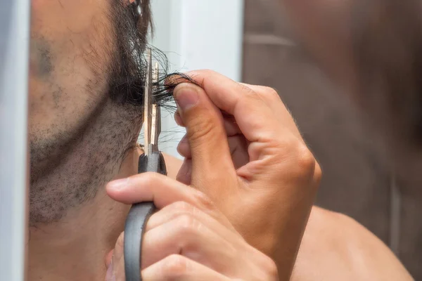 Ein Mann Schneidet Sich Den Restlichen Bart Mit Einer Schere — Stockfoto