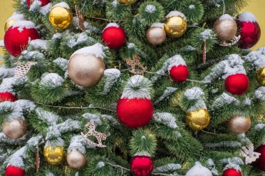 Noel arkaplanı - karla süslenmiş ladin (parça). Büyük toplar içinde ladin..