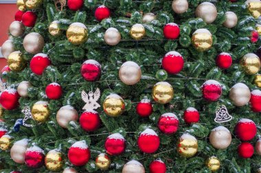 Noel arkaplanı - karla süslenmiş ladin (parça). Büyük toplar içinde ladin..