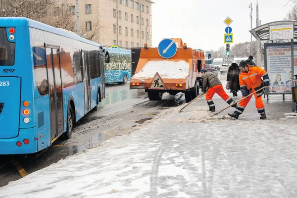 Čističe Silnic Odstranit Špinavý Mokrý Sníh Chodníku Blízkosti Zastávky Veřejné Stock Fotografie
