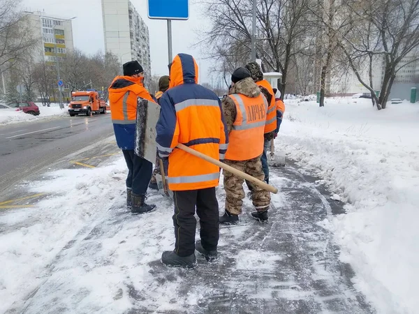 Уличная Встреча Бригады Уборщиков Зимой — стоковое фото