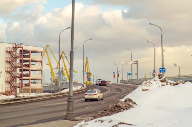 Köprüye giden yol Technopark istikametinde ve Rüya Adası, Moskova Güney Limanı, Kozhukhovskaya. Turnalar.