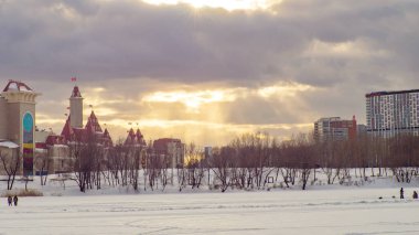 Güney limanı Kozhukhovskaya 'dan Moskva Nehri' nin karşısındaki Rüya Adası Parkı manzarası