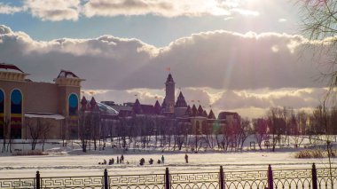 Güney limanı Kozhukhovskaya 'dan Moskva Nehri' nin karşısındaki Rüya Adası Parkı manzarası