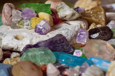 Taşlar ve çakıl taşları: Mücevherler, yarı değerli, kristal, mineral, çok renkli, kullanışlı, doğal, dağ, yapay.