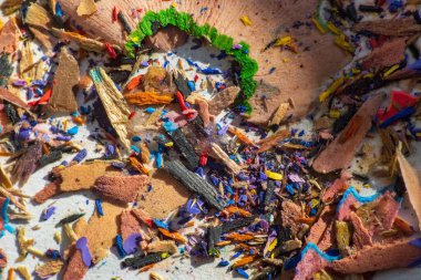 Kalemlerden alınan çok renkli talaş tozu.