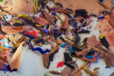 Kalemlerden alınan çok renkli talaş tozu.