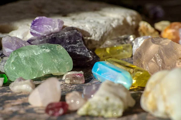 Kamienie Kamienie Kamienie Szlachetne Półszlachetne Krystaliczne Mineralne Wielobarwne Przydatne Naturalne — Zdjęcie stockowe