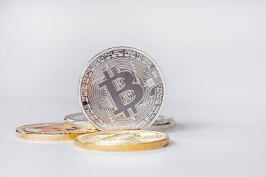 Maesot, Tayland - 5 Haziran 2021: Bitcoin Yığını veya beyaz arka planda kripto para sembolü. Engelleme sistemi krizi kavramı.