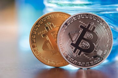 Maesot, Tayland... 5 Haziran 2021: gümüş ve altın Bitcoin veya kripto para birimi sembolü. Engelleme sistemi krizi kavramı.
