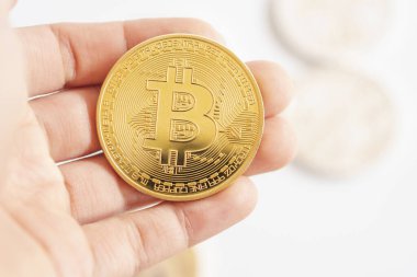 Maesot, Tayland - 5 Haziran 2021: Beyaz arka planda altın Bitcoin veya kripto para sembolü.