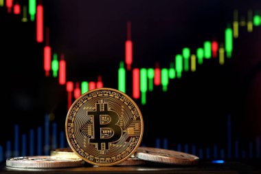 Maesot, Tayland - 5 Haziran 2021: Döviz şemasının arka planında duran Bitcoin, Yeni konsept şifreli sanal para dijital para çevrimiçi para ödemelerinin geleceğidir.