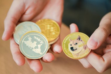 Maesot, Tayland... 13 Haziran 2021: kadının kripto para birimleri. Engelleme sistemi krizi kavramı.