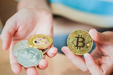 Maesot, Tayland... 13 Haziran 2021: kadının kripto para birimi ya da Bitcoin 'i tutan eli. Engelleme sistemi krizi kavramı.