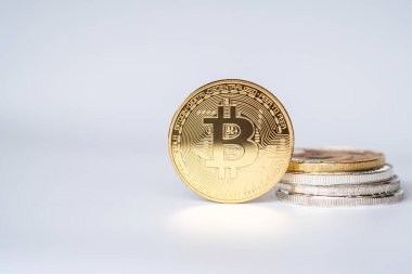 Maesot, Tayland... 5 Haziran 2021: beyaz arka planda Bitcoin veya kripto para birimi sembolü. Engelleme sistemi krizi kavramı.